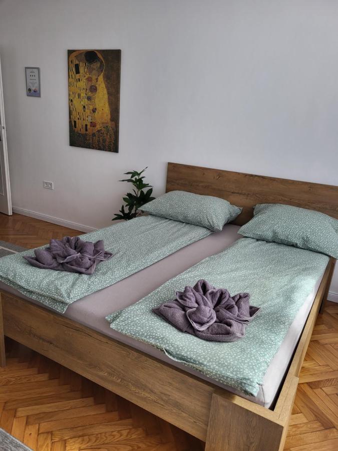 Downtown Studio Apartman Pécs Buitenkant foto
