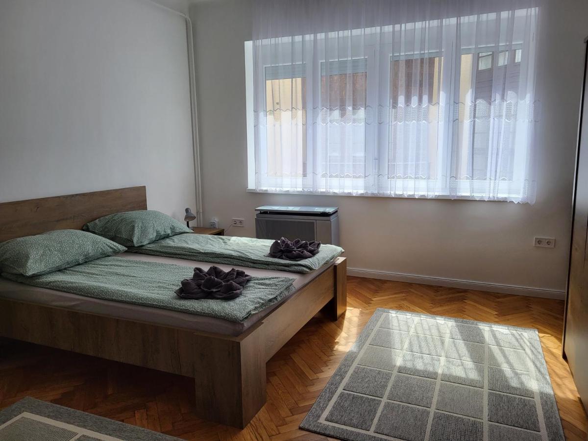 Downtown Studio Apartman Pécs Buitenkant foto